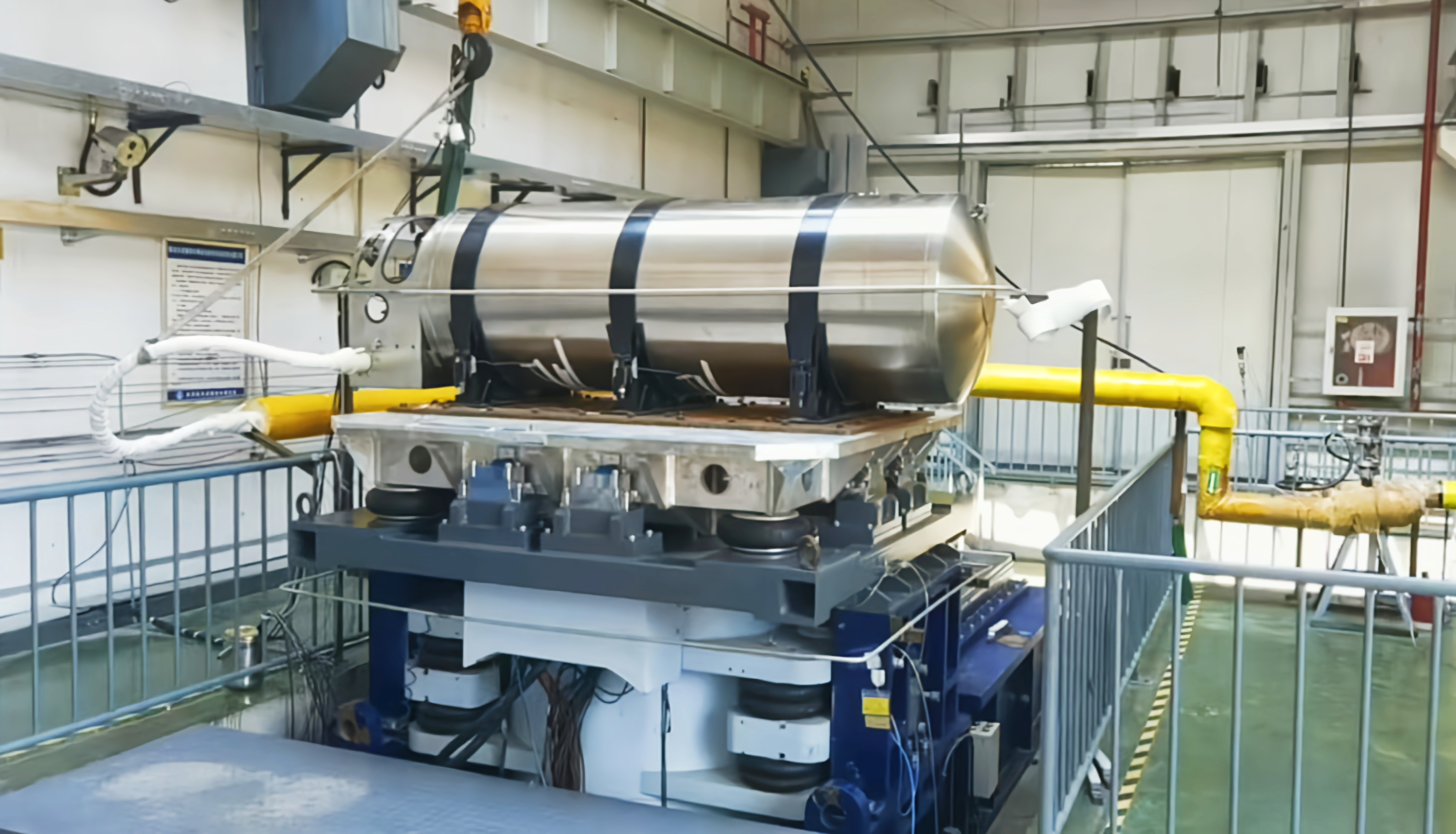 液氢瓶振动试验.jpg 液氢瓶振动试验.jpg